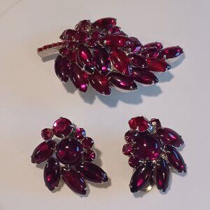 VTG Fine Ruby Red Rhinestones & Cabochon Brooch & Clip on Earrings UNSIGNED